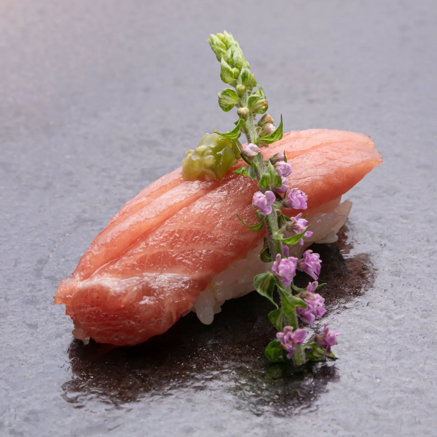 見てください、この見事なサシ！✨ 当店の自慢は、ネタの鮮度だ...