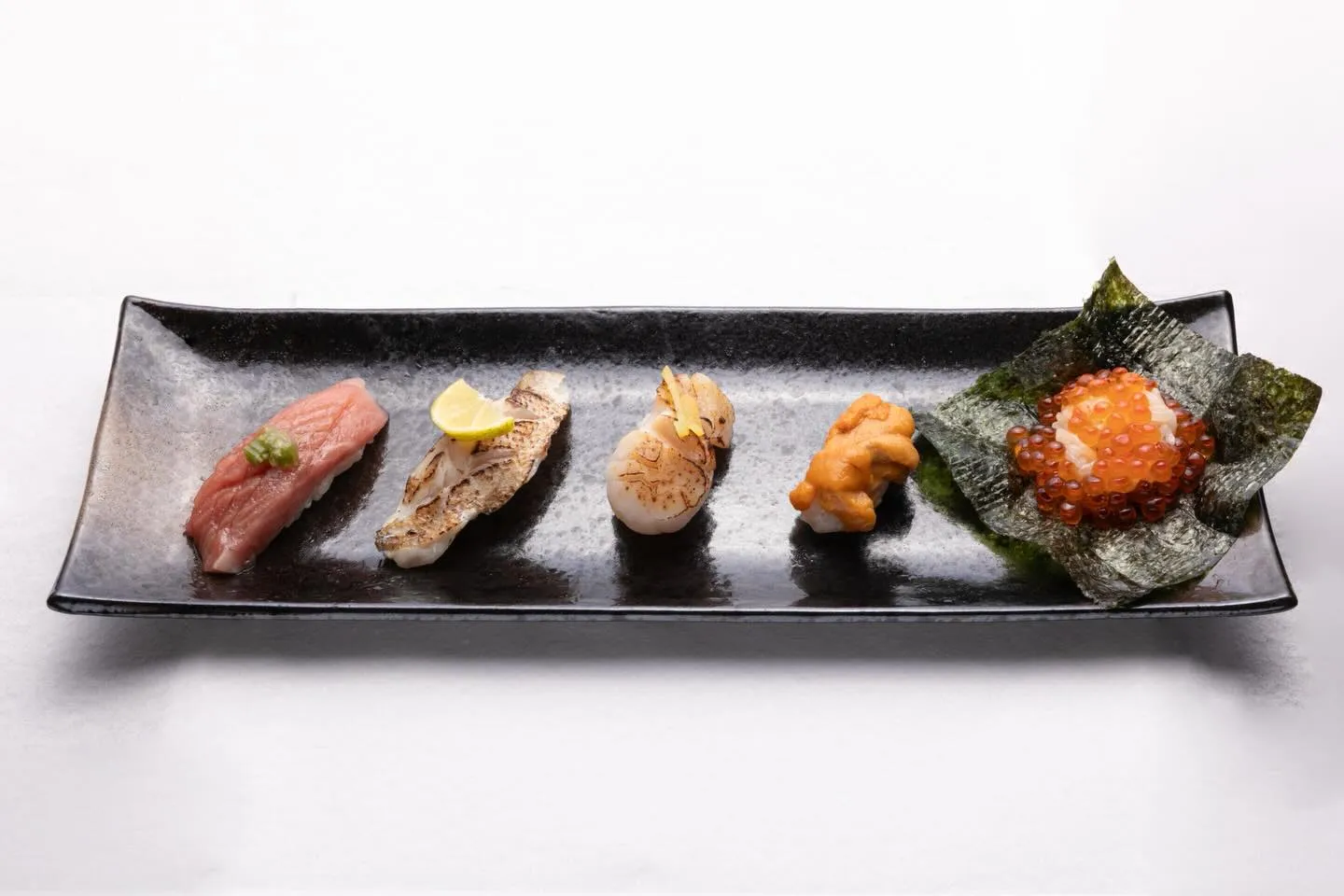 ネタの旨みを最大限に引き出す、熟成赤酢。