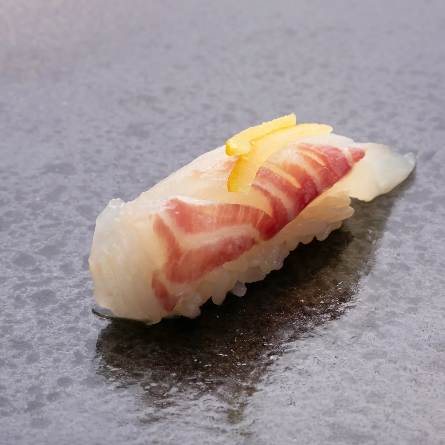 🍣職人が丹精込めて仕上げる、こだわりの赤シャリと熟成赤酢。