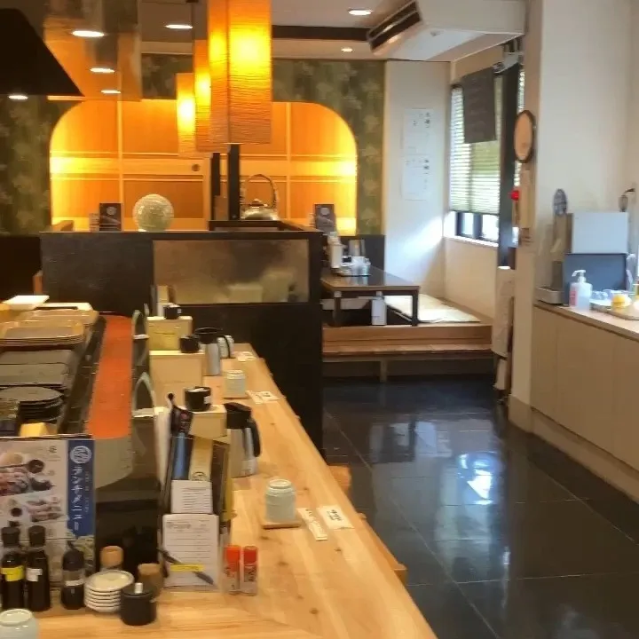 カウンター越しに職人から直接受け取る、出来たて、握りたてのお...